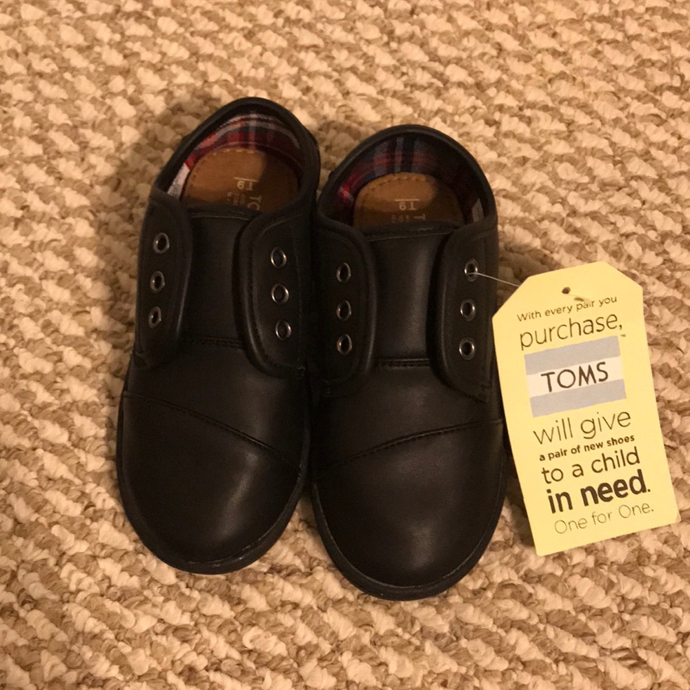 Little kids Toms size 9 brand new with tag